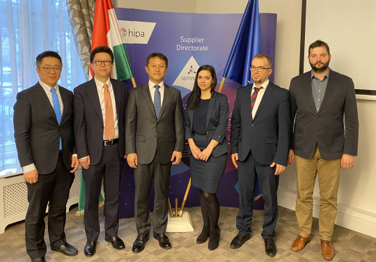 곽근만(왼쪽에서 두번째) 두산솔루스 CFO, 김종우(왼쪽에서 세번째) 두산솔루스 헝가리법인장이 헝가리투자청  Adrienn Olah Kantol 인센티브 부서장 및 관계자들과 인센티브 계약 체결 후 기념촬영 하는 모습.<두산솔루션 제공>